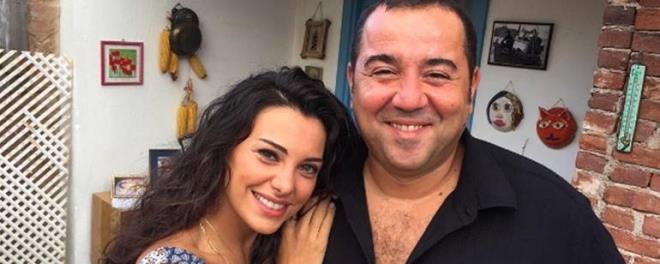 "Bir ana-olun hikayesi, Ege kasabasnda yayorlar beraber. Anne pansiyonculuk yapyor. Kk bir Ege kasabasna gittiimizde pasaport kontrol memuru gibi merakl teyzeler vardr ya, onlardan biri. Olan da bir kaptan. Mteriyi gnlk tura karyor. Birlikte ana oul 3-5 ay ne kazanrlarsa btn k o ekilde orbay dndryorlar. Fakat olann akla ilgili bir problemi var. 40 yana gelmi, torun sahibi olamam diye anne ok hayflanyor."