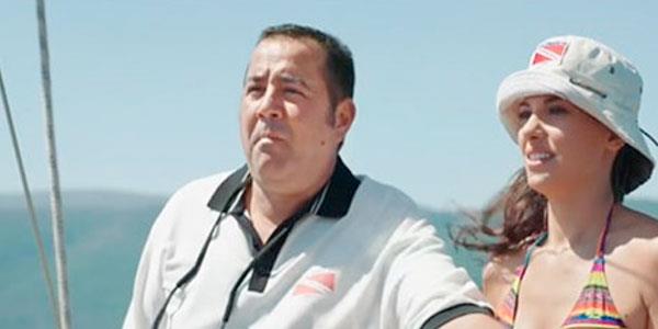 Ata Demirer "Tabii ki laboratuvar rn gibi yapmyoruz karakteri. Bu yllar nce ara sokakta duyduum bir ses sonucu kan bir karakterdir. Bir kadn, 'Mustafa' diye sesleniyordu, onu grmeden sesinden hayal ettim. Eimi dostumu da gldrmeye baladm byle. Byd, byd iimde duramaz hale geldi. Melodiyle hareket ediyorum ben. Mzikofiliymi aslnda benim yaratm kaynam. Rahatszlk da diyorlar ama bakalm. Melodilerden karak oluyor hep" dedi.