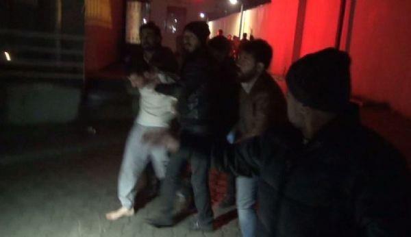 NEZARETHANEDE TEK BAINA TUTULUYOR  <p>  Reina saldrgan terrist Maaripov'un zbekistan'da bir niversitede Fizik blmnde eitim ald tespit edildi. Ebu Muhammed El Horasani Kod adl Maaripov'un TEM nezarethanelerinin birinde yalnz bana tutulduu renildi. Gzaltnda bir sre sustuu iddia edildi.