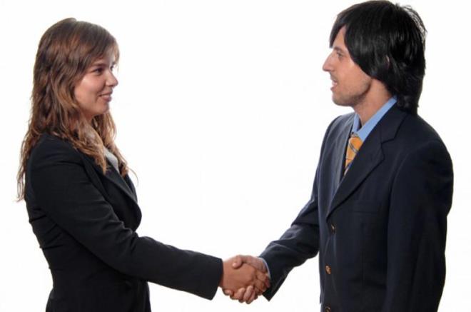 Artk i dnyas liderlerine hafza gelitirme yntemleri reten Channon, alanlarla gven ilikisi kurmann yan sra mterilerle ilikilerde de isimleri hatrlamann nemli olduunu sylyor. Bu kardaki insann sylediklerine nem verdiiniz, dikkat ettiiniz anlamna geliyor.  "En etkili aralardan biri, kalabalk bir yere girdiinizde herkese ismiyle hitap edebilmenizdir" diyor Channon.<p>  Hollanda'da BrainStudio adl kuruluta eitimci olan Luc Swaab ise gnmzde dijital aletlerin hafzann yerini aldn, ama iyi bir hafza iin yatrm yapmann nemli olduunu vurguluyor.