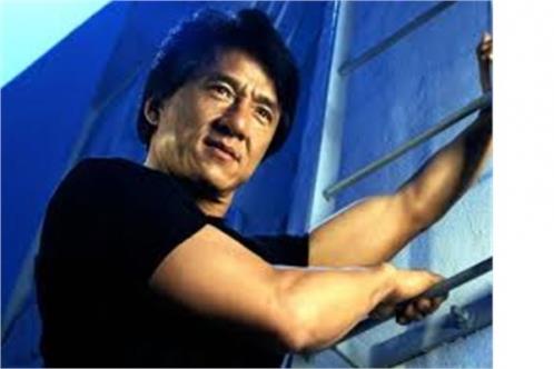 Jackie Chan... Hollywood yldz Jackie Chan de aktrler iinde yardmseverlik ileriyle en ok ilgilenenlerin banda yer alyor.