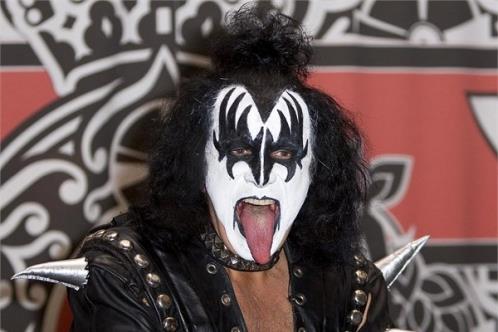 Rock yldz Gene Simmons... Mzik dnyasna 1980&#8217;li yllarda damgasn vuran Rock mzik grubu KISS&#8217;in gitarcs Gene Simmons, ABD tarihinin en ok satan albmlerini imza atan grubuyla yaad baarl yllarn ardndan hatr saylr bir servetin sahibi oldu. Simmons, 300 milyon dolarlk ksmn ismini aklamad bir vakfa brakacan duyurmutu.