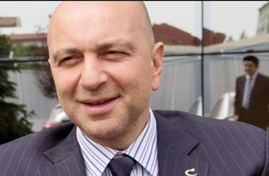 'ALLAH SANA DALARDAN ALTIN NASP ETSN' DUASI<p>    ddianamade, 'Yeen 'kod adl gizli tann u ifadeleri yer ald:  <p>  "Hizmet hareketimiz maddi skntya girdii dnemde, yeni evlenen Akn pek, dnde kendisine taklan altnlar hocamza gtrp 'Aln hocam bunu hizmetimizde sknt ierisinde olan yerlerde kullann' demitir. Hocamz da altn alarak Akn pek'e 'Allah da sana dalardan altnlar nasip etsin' diyerek dua etmitir.