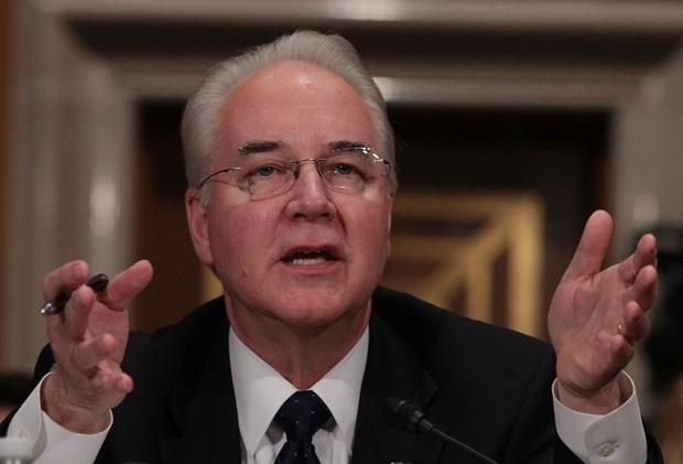 SALIK BAKANI TOM PRICE  <p>Donald Trump Salk Bakanl iin Temsilciler Meclisi Bte Komisyonu Bakan Tom Price' seti. Price, salk reformu &#8216;Obamacare&#8217;e kartlyla tannyor. Trump, "tannm bir doktor ve salk politikalarnda uzman" olduu iin Tom Price' salk bakan olarak setiini syledi.  <p>  Kamuoyunda Obamacare olarak bilinen salk reformunun iptalinin para para gerekleeceini ve Medicare'i (yallar iin devlet salk sigortas) etkilemeyeceini dile getiren Price, "Hi kimse Amerikallarn ayann altndaki haly ekmeye almyor" dedi.