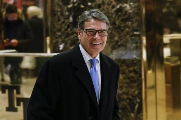 ENERJ BAKANI RICK PERRY  <p>Donald Trump kabinesinde Enerji Bakanl iin eski Teksas Valisi Rick Perry'yi seti. Perry'nin Teksas valisi olduu dnemde enerji kaynaklarn ve altyapsn gelitirerek eyalette "uzun sreli bir byme ve refah dnemi" yarattn belirten Trump, ynetiminin "Amerika'y enerji alannda bamsz hale getirmek ve yeni refah art salamak iin lkenin geni doal kaynak varln en iyi ekilde deerlendireceini" ifade ediyor.<p>    Trump'n kendisini semesini "byk onur" olarak nitelendiren Perry Amerika'nn enerji gelecei konusunda "yeni bir diyalog balatmay" drt gzle beklediini belirtiyor. Rick Perry, Cumhuriyeti Parti bakan adayl seiminde Trump'un rakibi olmutu.