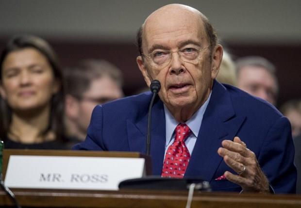 TCARET BAKANI WILBUR ROSS  <p>Donald Trump, ABD Ticaret Bakanl koltuu iin milyarder iadam Wilbur Ross'u seti. Trump, iadam Ross'u Ticaret Bakan semesini u szlerle izah etti: "Wilbur Ross, Amerikan sanayisinin bir ampiyonu ve irketlere baarl olmalar iin nasl yardm edilmesi gerektiini biliyor. En nemlisi, imdiye kadar tandm en iyi mzakereci. Ross'la birlikte Amerikallar ilerine sahip kacaklar."<p>Wilbur Ross yaklak 25 yl boyunca dnyaca nl Rothschild firmas iin altktan sonra kendi irketini kurdu. Ross'u mevcut ticaret anlamalarnn iptali veya yeniden mzakere edilmesi gibi kritik grevler bekliyor. Trump'n seim kampanyasna en fazla mali destek veren balar arasnda yer alan Ross'un net mal varlnn 2.9 milyar dolar olduu belirtiliyor.