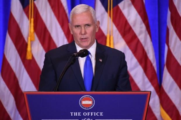 ABD BAKAN YARDIMCISI MIKE PENCE  <p> ABD'de bakanlk koltuuna oturan Donald Trump'n sa kolu Michael Richard "Mike" Pence oldu. Mike Pence, Trump tarafndan bakan yardmcs aday aday seilmeden nce Indiana valisi olarak grev yapyordu. Pence valilik grevinden nce ABD Temsilciler Meclisi'nde Indiana eyaletini temsil etmiti. Seim kampanyas boyunca ok fazla n plana kmayan Mike Pence'e "ikinci snf nl" yaktrmas yapld.