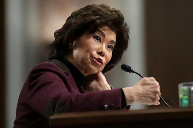 ULATIRMA BAKANI ELAINE CHAO  <p>ABD Bakan Donald Trump Ulatrma Bakanl'na 63 yandaki Tayvan doumlu Elaine Chao'yu oturttu. George W. Bush dneminde 8 yl alma Bakanl grevinde bulunan Chao Tayvan doumlu bir politikac ve Senato ounluk Lideri Mitch McConnell'n ei.