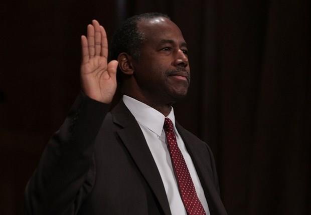 KONUT VE KENTSEL GELM BAKANI BEN CARSON  <p>Donald Trump, ABD bakanlk seimlerinde Cumhuriyeti Parti'den aday aday olan rakibi emekli beyin cerah Ben Carson' Konut ve Kentsel Geliim Bakanl koltuu iin seti.<p>    Ben Carson' "parlak bir zeka" olarak nitelendiren Donald Trump, ABD'nin geleceiyle ilgili iyimserlii paylat iin emekli beyin cerah Carson' Konut ve Kentsel Geliim Bakan yaptn syledi. Kabinedeki tek siyahi olan Ben Carson, Cumhuriyeti Parti aday adaylndan ekildikten sonra Trump'a destek vermiti. Carson yeni bakann danmanl grevini yrtmek istedii iin kabinesinde yer almak istemediini aklamt.