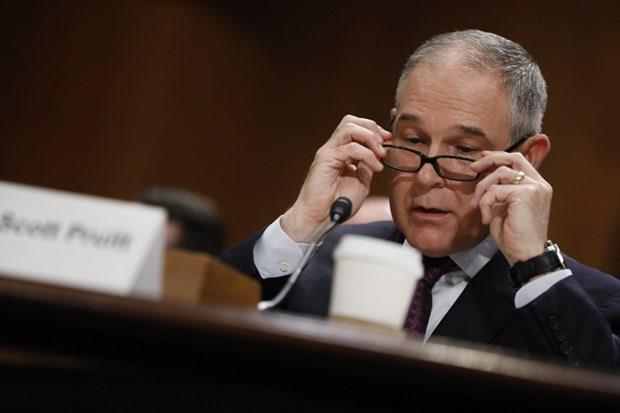 EVRE BAKANI SCOTT PRUITT  <p>ABD Bakan Donald Trump, evre Bakanl olarak bilinen "ABD evre Koruma Kurumu"nun bana kresel snmaya inanmayan 48 yandaki Scott Pruitti seti. Oklahoma Basavcs Scott Pruitt, Bakan Obama'nn kresel snmayla mcadele amal temiz enerjiyi tevik politikalarn sert eletirisiyle tannyordu.
