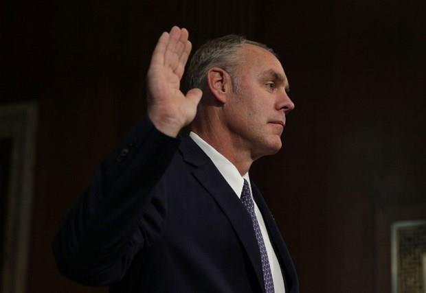 LER BAKANI RYAN ZINKE  <p>ABD BakanI Donald Trump, ileri Bakanl iin Temsilciler Meclisi'nin Montanal yesi Ryan Zinke'i seti. Temsilciler Meclisi yesi Zinke ormanlarn ynetimi, kalknma, enerji ve kamu arazileri konularnda nemli almalar yapt.<p>    Montanal 55 yandaki Ryan Zinke, 23 yl Amerikan Deniz Kuvvetleri'nde grev yaptktan sonra 2008 ylnda emekli olarak siyasete atld. Irak'n igalinde zel birliklere komuta eden Zinke, 2015 ylndan beri Temsilciler Meclisi'nde Montana'y temsil ediyor. Enerji sektrnde faaliyet gsteren baz irketlerin yneticileri Zinke'yi desteklerken, evreci kurulular Zinke'in ileri Bakan olmasnn "doal varlklarn irketlere satlmas" sonucunu douraca endiesini dile getiriyor.