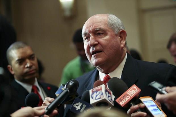 TARIM BAKANI SONNY PERDUE  <p>ABD Bakan Donald Trump, Tarm Bakanl'na eski Georgia Valisi 70 yandaki Sonny Perdue'yi aday gsterdi. Meslei veterinerlik olan Sonny Perdue 2003-2011 yllarnda Georgia Valilii yapt. Perdue seim kampanyas srasnda Trump'a tarm konusunda danmanlk yapt.
