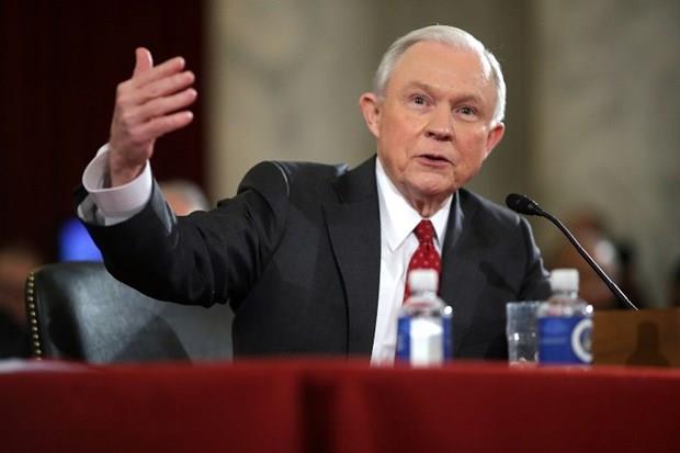 ADALET BAKANI JEFF SESSIONS  <p>Donald Trump, 69 yandaki Alabama sentr Jeff Sessions' Adalet Bakanl koltuuna oturttu. Trump'n, "Washington'da ok sayg duyulan biri nk ok akll" szleriyle tantt Sessions 2003 ylnda balayan Irak Sava'na destek vermesiyle biliniyor. Irak'n igali, Trump tarafndan "korkun ve aptalca bir ey" olarak tanmlanmt. Adalet Bakanl koltuuna oturan Sessions yasalarn gerektirdii gibi davranacan ve kanuna aykr hibir ilem yapmayacan belirttiyor. Sessions, gerekli olmas halinde Trump'a da kar kacan da ifade ediyor.