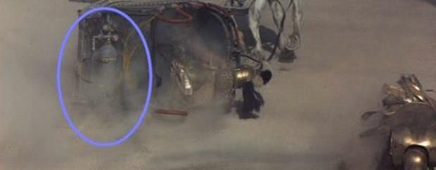 Gladyatr  <p>Duman salayan gaz bombas at arabasnn arkasnda grlebiliyor.