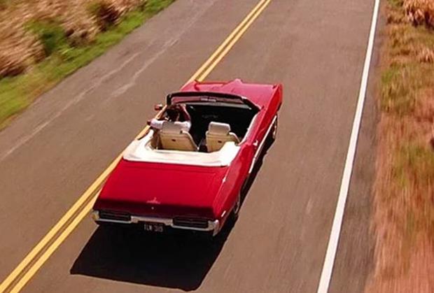 Esaretin Bedeli (Shawshank Redemption)  <p>Andy Dufresne, 1965 ylnda hapisten kyor ama 1969 model Pontiac GTO kullanyor.