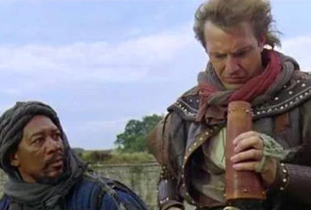 Robin Hood: Hrszlar Prensi  <p>Robin'in arkada Azeem ona bir teleskop gsteriyor. Film 1194'te geiyor; teleskop, 17. yzyln balarnda icat edildi.