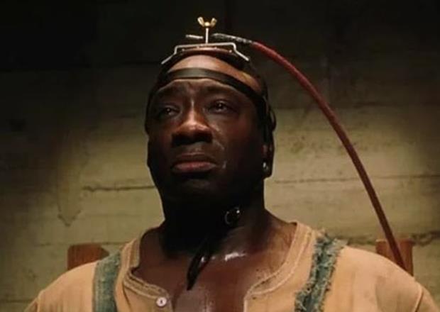 Yeil Yol (The Green Mile)  <p>John Coffey, elektrikli sandalye ile idam edildi. Louisiana eyaleti, hikayenin getii yldan be yl sonra elektrikli sandalyeyi kullanmaya balad.
