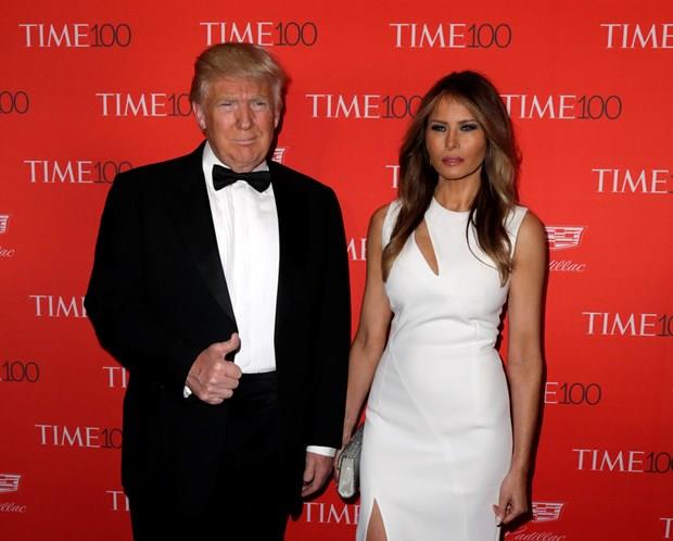 Beyaz Saray'n yeni First Lady'si Melania Trump, olu Barron'n eitimi nedeniyle New York'taki Trump Tower'da bulunan evlerinde yaamaya devam edeceini aklamt.