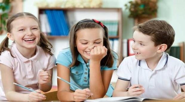 Evde yarlar dzenleyin: &#8216;Evde, drt duvar arasnda gn boyu ne yapabiliriz?&#8217; diyorsanz, aslnda birok seenek var. stelik ocuunuzun zekasn ve becerilerini kullanabilecei etkinlikler. rnein sessiz film anlatma, tabu, jenga, satran gibi oyunlarla evde mini yarmalar dzenleyebilirsiniz. Oyunlarnza evdeki dier aile yelerini de katn. Beraber mutfakta bir eyler piirme ve akraba ziyaretleri gibi klasik yntemler de nemli. Tabi birlikte ktphanenizden seeceiniz ya da birlikte satn alacanz bir kitapla okuma saati yapmann yeri apayr.