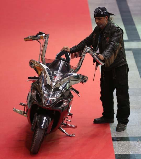 Bursa Choppers Kulb Dernei Bakan avukat St'nn "racing" ve "chopper" tarznda sr imkanlar sunan ift direksiyonlu motosikleti ilgi gryor.