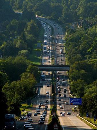 Dnya'nn en ilgin yasaklar! Almanya'da benzininiz otobanda biter de yol ortasnda kalrsanz, bu kanunlara aykr. nk Almanya'da otobanda "durmak" yasak. Aratan inip yryerek yola devam etmek isterseniz, bu da su kapsamna giriyor; nk Almanya'da otobanda yrmek de yasak.