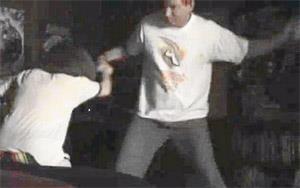 ngeles'ta, bir erkein eini 5 cm'den daha kaln bir kemerle dvmesi yasak.