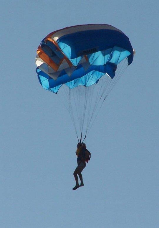 Evli olmayan kadnlarn pazar gnleri paratle atlamalari yasak.