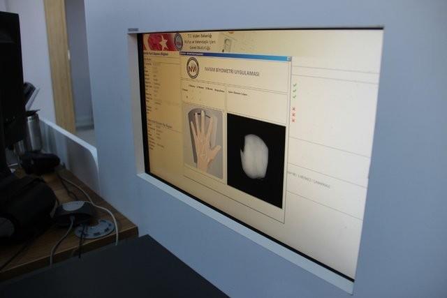 Vatandalarn, provizyon ilemleri srasnda nfus czdanlar yerine T.C. Kimlik Kartlarn kullanmas suretiyle, muayene kaytlar alacaktr. Muayene sonucunda elektronik olarak girilen reetelerin, yine T.C. Kimlik Kart kullanlarak eczanelerden temin edilmesi salanacaktr.