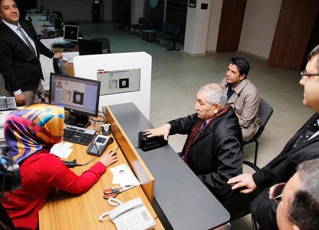 T.C. Kimlik Kart, standart bir akll kartn sunduu btn gvenlik zelliklerini desteklemektedir. Kart ierisinde yer alacak elektronik veriler PIN ve PUK korumal olarak saklanacaktr.