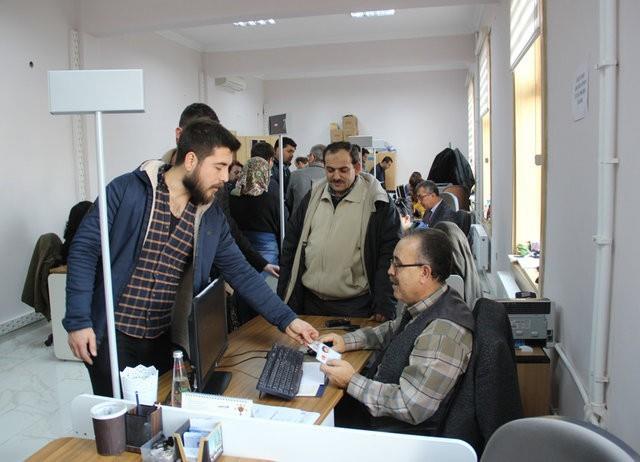 Mdrlmze ve ile nfus mdrlklerine yaplan ikayetlerde 2017&#8217;de Yksekretime Gei Snavna girecek renciler ile pasaport, vize ve dier ilemlerde &#8217;mevcut nfus czdan&#8217; ile &#8217;geici kimlik belgesi&#8217;nin geerli olmad yolunda vatanda maduriyetine sebep olan uygulamalarla karlald anlalmaktadr.