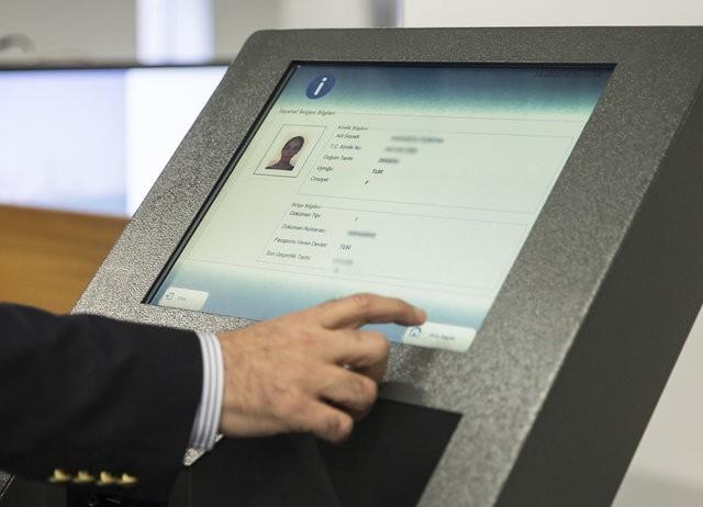 T.C. Kimlik Kart, fiziksel zellikleri olarak ISO/IEC 7810 ve ISO/IEC 7816'y desteklemektedir.