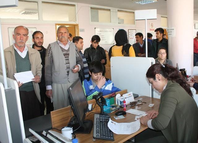 T.C. Kimlik Kart, taklit edilemez olmakla beraber, tahrip ya da tahrif edildiinde tespit edilmesine imkan veren grsel ve mantksal gvenlik zelliklerine sahiptir.  T.C Kimlik Kart, en az 10 yl dayanklla sahip malzemeden retilmi olan kart gvdesine sahiptir.