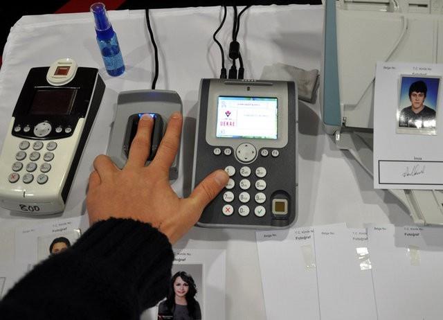 T.C. Kimlik Kart nyznde ve arkayznde yer alan blgeler ve blgeler ierisindeki bilgiler, Avrupa Birlii tarafndan belirlenen DS/CEN/TS 15480-1 standardna uygun olarak gelitirilmitir.