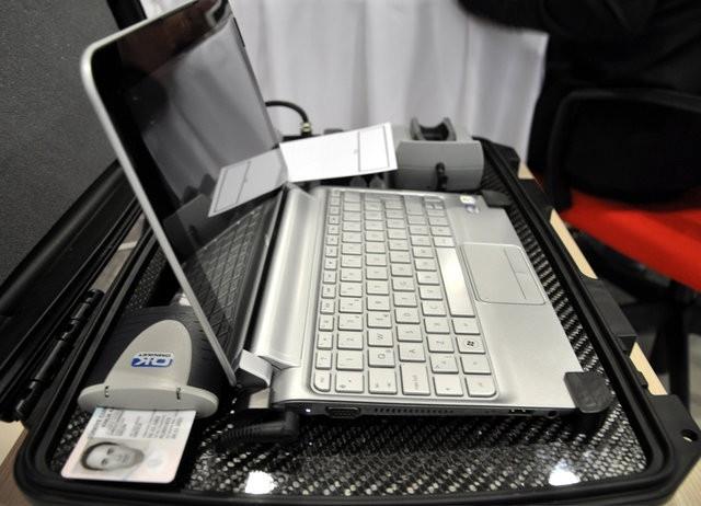 T.C. Kimlik Kart, vatandaa ait nfus ve fotoraf bilgilerinin nyznde ve arkayznde bulundurmas ile kolay, hzl ve gvenli grsel kullanm salamaktadr.