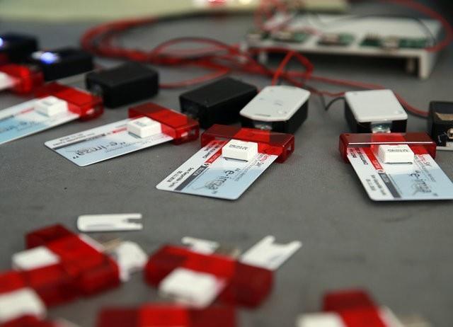 T.C. Kimlik Kart, vatandan rahatlkla tamasna ve kullanmasna olanak verecek ekilde, kimlik kartlar iin belirlenen uluslaras standartlara uygun olacak ekilde, standart bir akll kart boyutlarndadr.