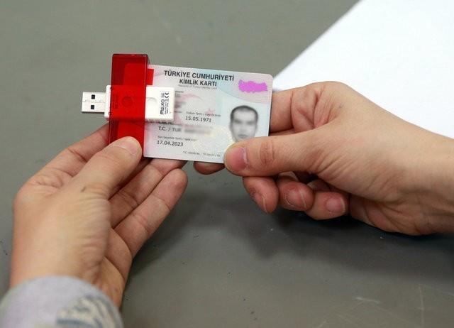 T.C. Kimlik Kart, dayankllk ve dier test yntemleri ve kriterleri olarak DS/CEN/TS 15480-1'i ve ISO/IEC 10373-1'i desteklemektedir.