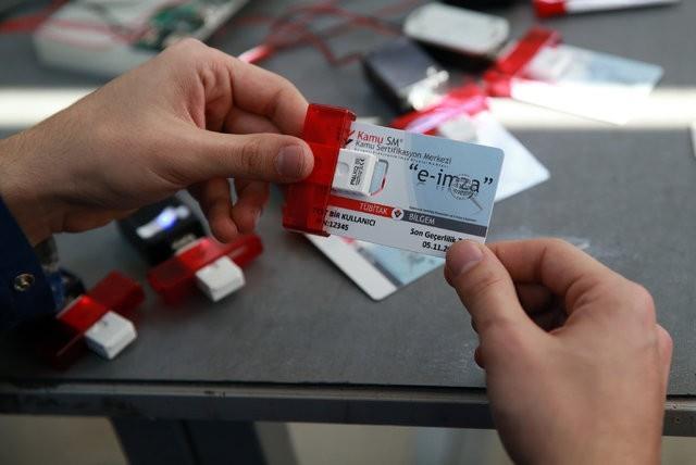 Trkiye Cumhuriyeti Kimlik Kartlar teslim alnncaya kadar geerli olmaktadr" denildi.