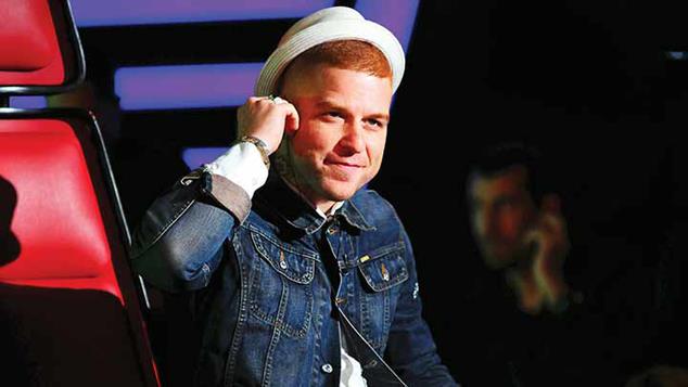 Athena Grubu'nun solisti Gkhan zouz, ocukluunun getii Fenerbahe semtinden tand.