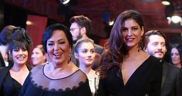 Terasl olan kata yerleen oray, kz Yamur'a da orta kat tahsis etti. Bahvana gerek duymayan Trkan oray, evin bahesine iekleri kendisi dikti.