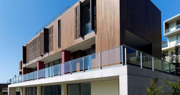 oray,  katl villasnda dl ve plaketleri iin zel bir oda ayrd. nl sanat, yrmekte zorland iin de eve asansr yaptrd.