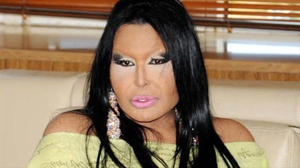 Marmaris'in Talca Mahallesi Bozukkale Mevkii Kzlkum Koyun'daki 13 bin 322 metrekarelik denize sfr arazisini dn satan Blent Ersoy, gizlilik iinde yrtlen sat ileminden sonra kimselere gzkmeden Marmaris Tapu Dairesi'nin arka kapsndan taksiye binerek uzaklat.