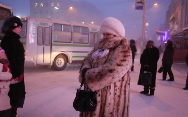 <div> 11- B&ouml;lgedeki donmu zemin, evlerdeki su borularnn &ccedil;almasn imkansz hale getiriyor. Bunun yerine, bah&ccedil;e tuvaleti kullanlyor. Eminiz evin dndaki tuvalete komak ikence gibidir!</div> <div> &nbsp;</div>  12- Oymyakon'da donmu topraklar nedeniyle llerin gmlmesi de zor. Mezarlardan nce topra stmak iin byk ateler yaklyor.