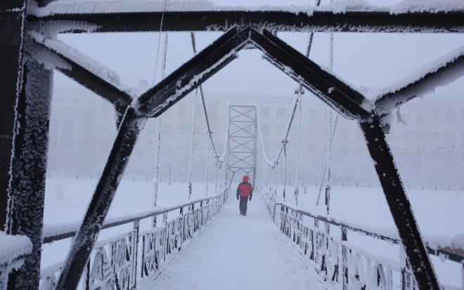 11- Blgedeki donmu zemin, evlerdeki su borularnn almasn imkansz hale getiriyor. Bunun yerine, bahe tuvaleti kullanlyor. Eminiz evin dndaki tuvalete komak ikence gibidir!
