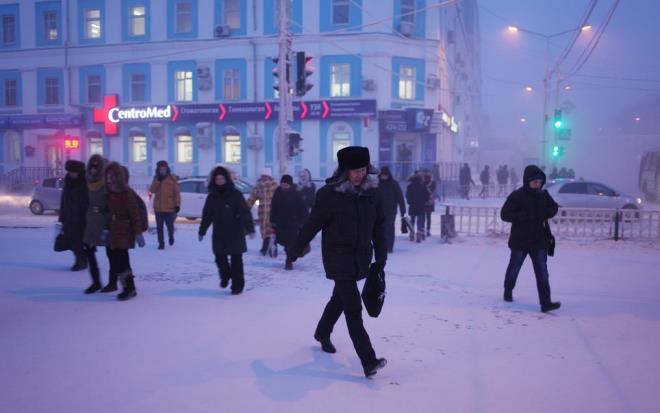 13- Zemin sebze yetitirmek iin ok souk olduundan, yerliler hayvanclkla ya da belediyede alarak gelir elde ediyor.