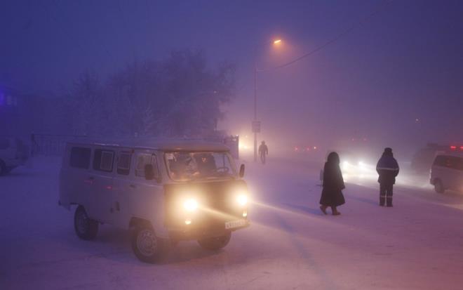 9- Kasabann giriindeki komnist dnem ant, 1924 ylnda kye kaydedilen rekor scaklk -35 dereceyi simgeliyor. Altnda, "Oymyakon, Souk Kutup" yazyor.