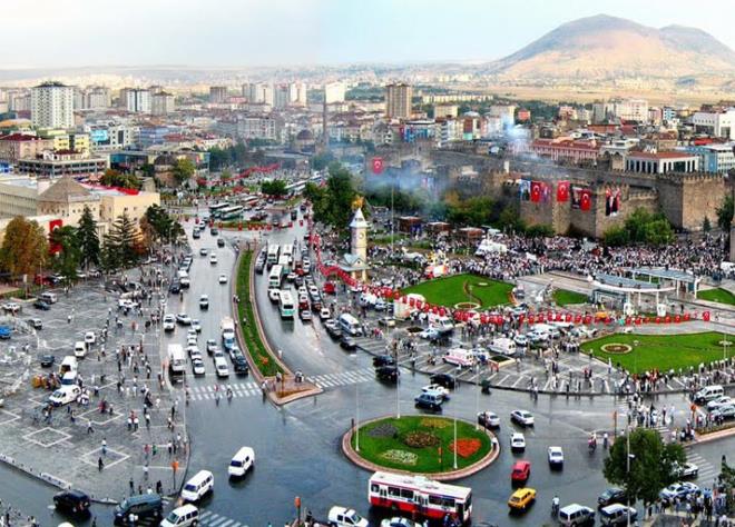 Kayseri, Sezar'n topra demek<br>Kaisareia. Yani Alman imparatorlarnn kayzer nvanyla Kayseri ayn yerden geliyor.