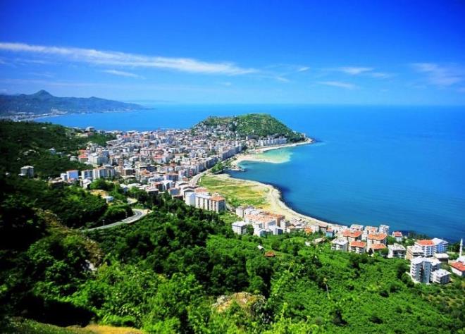 Giresun, Anadolu'nun en eski dillerinden olan Luvi dilinden bize miras kalm<br>Kirazl anlamna geliyor. Luvi dilinde Giresun'a "Kerasawanda" deniliyormu. Kerasa, Trke'de "kiraz" olarak var. "Wanda" ise -l ya da "birlikte" anlamna gelen bir zarf. Giresun'un fndkl deil de kirazl olmas ilgin.
