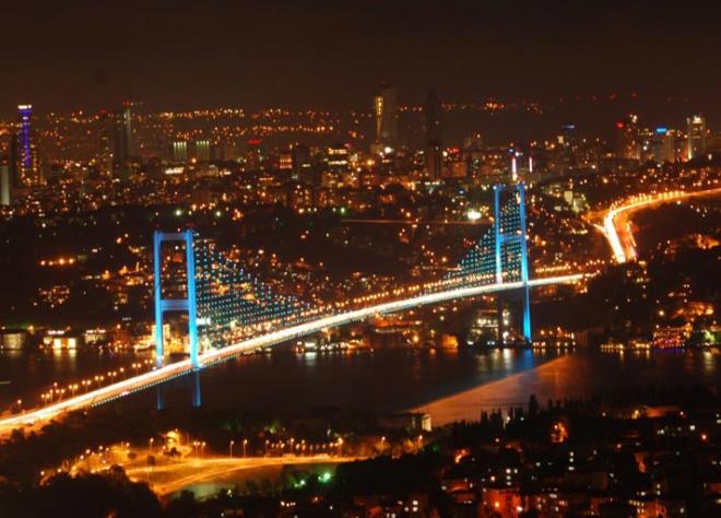 stanbul Boaz yani Bosphorus Oxford ile hemen hemen ayn anlamlara geliyor. lki inein geidi, ikincisi kzn geidi.<br>Mitolojiye gre o Zeus tarafndan batan karlm ve Zeus, o'yu ei kskan Hera'nn gazabndan korumak iin inee dntrm. Hera, sonsuza kadar o'ya ikence ektirmek iin ona atsinei musallat etmi. Sinee artk katlanamayan o kendini boaza atm ve Avrupa'dan Asya'ya yzm. Yzd yerin ad Bosphorus (bous: inek, phoros: geit) yani inein geidi olmu. nein geidinden bir ktadan dier ktaya geiyor ve bunu yaparken bazlarmz geit (ford) marka arabalara biniyor.