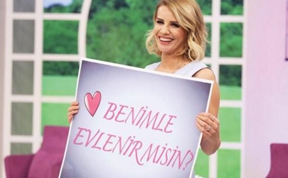 HALKIN YZDE 79,1' ALE YAPISINI OLUMSUZ ETKLEDN DNYOR  <p>  Aratrmaya gre halkn yzde 79,1'i evlilik programlarnn, Trk aile yaps ve evlilik ilikilerini olumsuz etkilediini, yzde 14,5'i ise olumsuz etkilemediini dnyor. Ya gruplarna gre bakldnda ise 25-34 ya grubunun yzde 84,8'i, 35-44 ya grubunun yzde 85,5'i, 45-54 ya grubunun yzde 81,1'i ve 55 ve st ya grubun yzde 80,2'si bu tr programlarn Trk aile yapsn ve evlilik ilikilerini olumsuz etkiledii dncesinde.