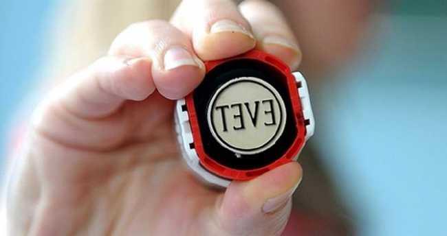 Trkiye'de Cumhurbakanl sistemine ynelik referandum heyecan balad. nsanlar "Evet" ya da "Hayr" eklindeki tercihlerini imdiden ifade ediyor. Bu arada iktidar ve muhalefet ilerleyen gnlerde sahaya inerek vatandalar ikna etmeye alacak.<p>